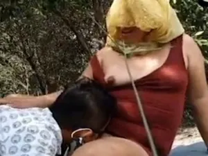 Siêu nóng bỏng… Cặp vợ chồng dâm quay clip sex trong rừng
